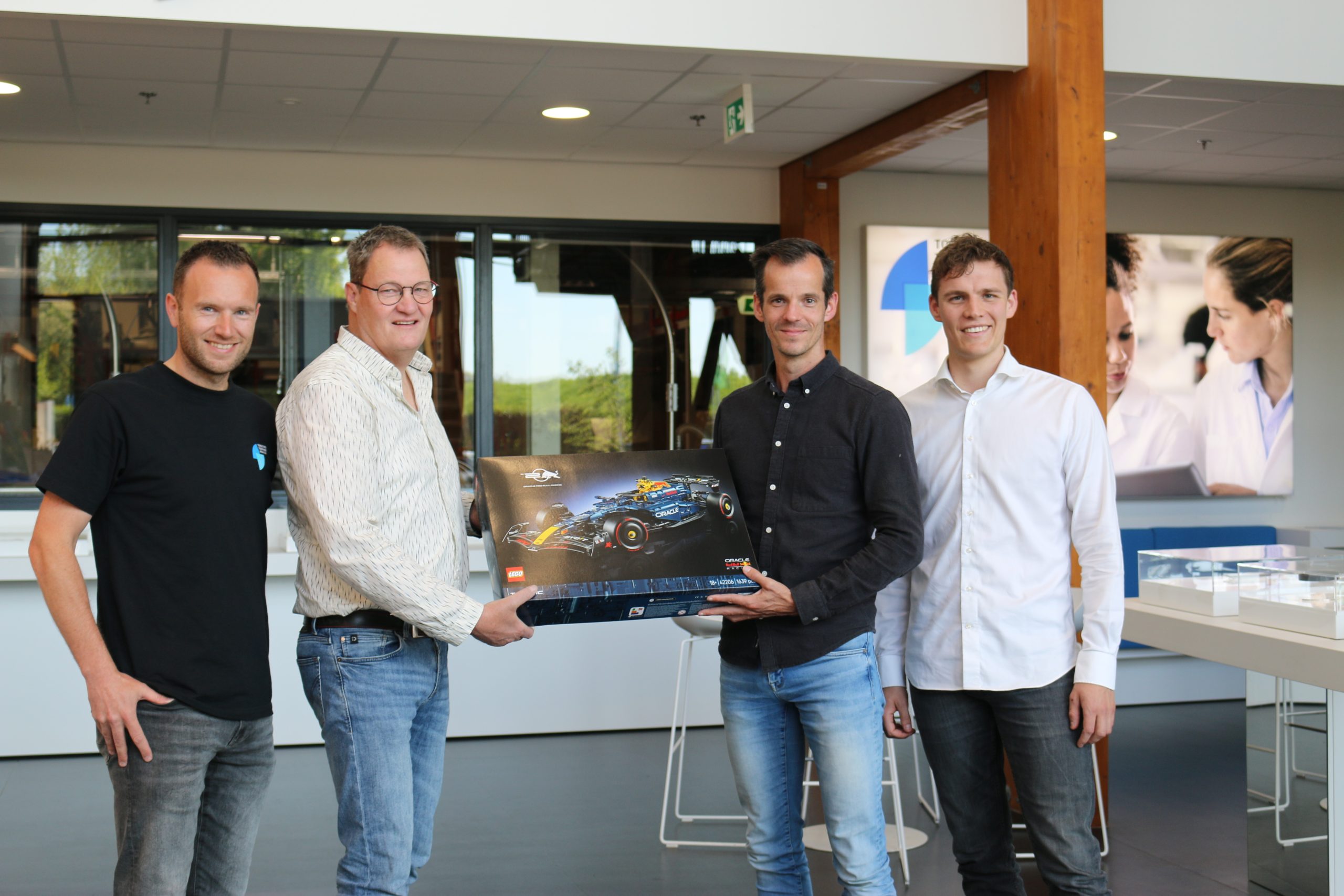 Pontifexx overhandigd LEGO F1 wagen bij RENOLIT
